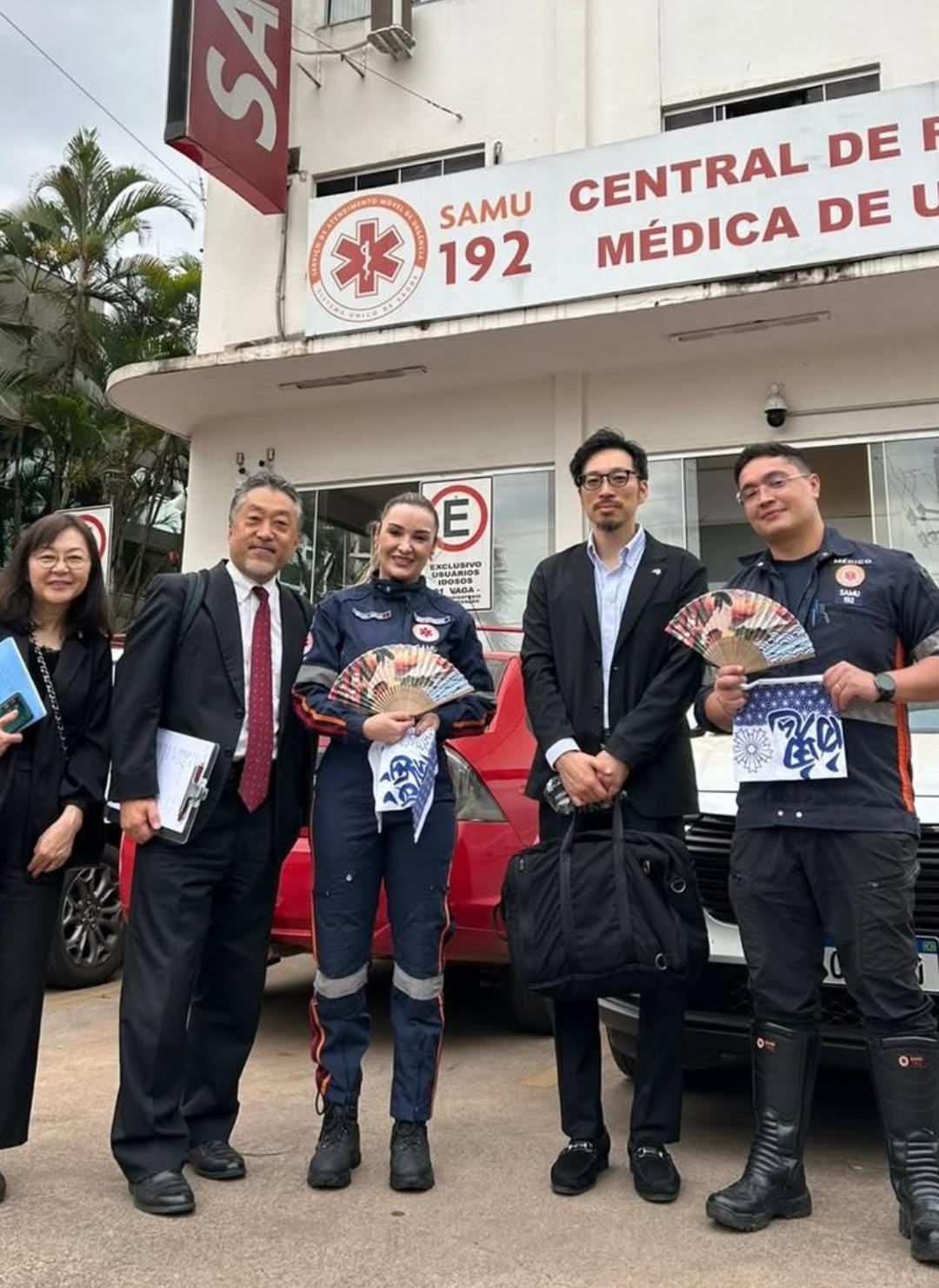 Representantes da Embaixada do Japão e profissionais do SAMU 192 em frente à Central de Regulação Médica de Urgência.